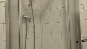 Serviettes fournies, papier toilette