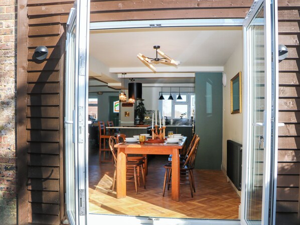 Outdoor dining - Hyrst Rise (Forest Row)