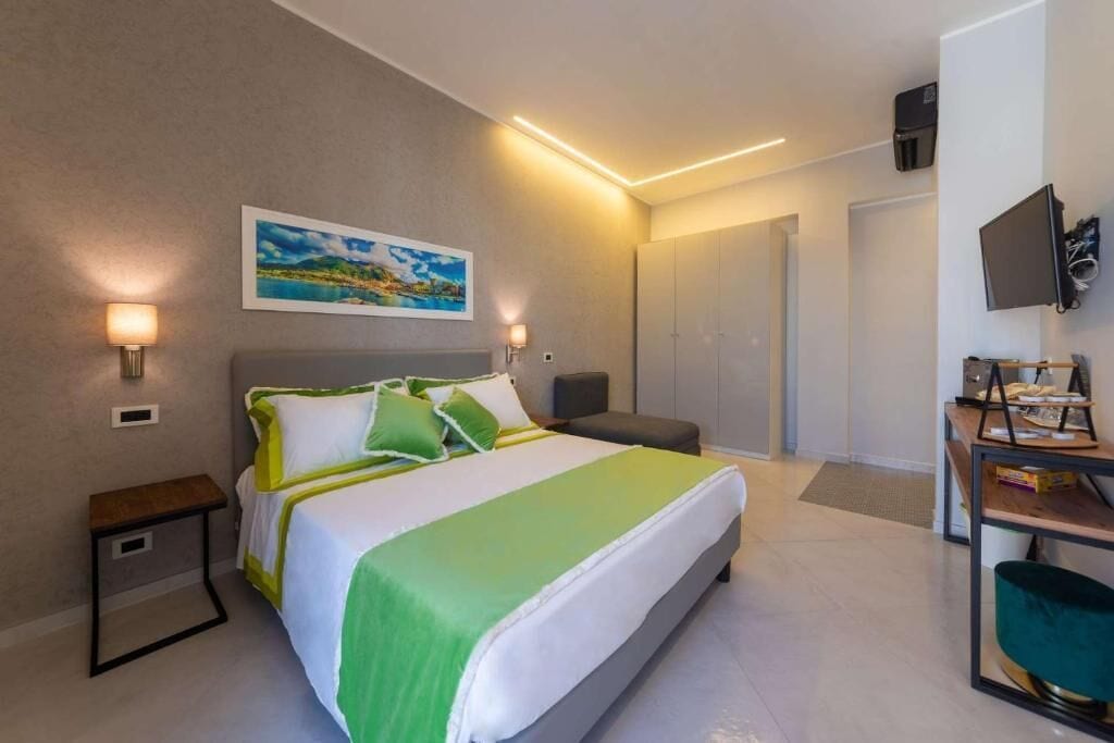 华丽客房, 阳台 | 客房内保险箱、遮光窗帘、隔音、熨斗/熨板