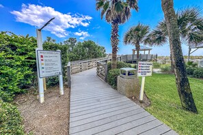 Property grounds - Cozy coastal condo with shared pool, washer/dryer, and beach access (Destin)