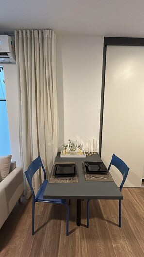 Comfort-Studio, Nichtraucher, Stadtblick | Essbereich im Zimmer