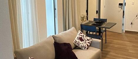 Comfort Studio, Non Smoking, City View | Living area