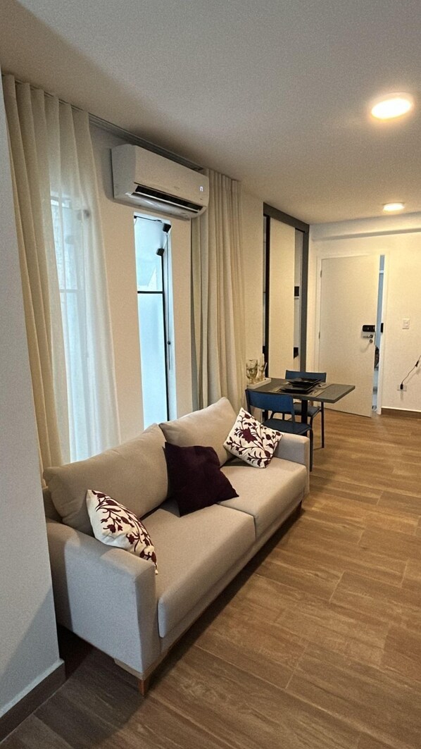 Comfort Studio, Non Smoking, City View | Living area