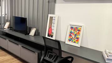 Comfort Studio, Non Smoking, City View | Living area