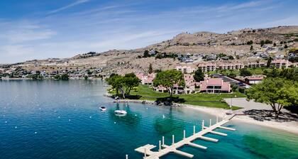 Stunning lakeside condo with shared pools, hot tub, and spectacular lake views