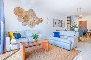 TV - Spacious modern apartment with private balcony, pool access & steps to the beach (Playa del Carmen)