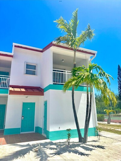 Stunning Marina-Front Townhome in South Bimini: Steps to pristine beaches