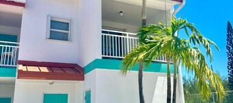 Stunning Marina-Front Townhome in South Bimini: Steps to pristine beaches