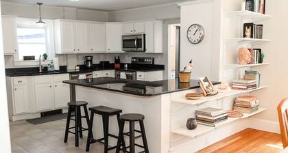 Dutch Retreat • Winter Stay • Near Mt • Walk Town