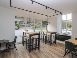 Cottage | Dining - Sail Luxury Family Pod (Keswick)