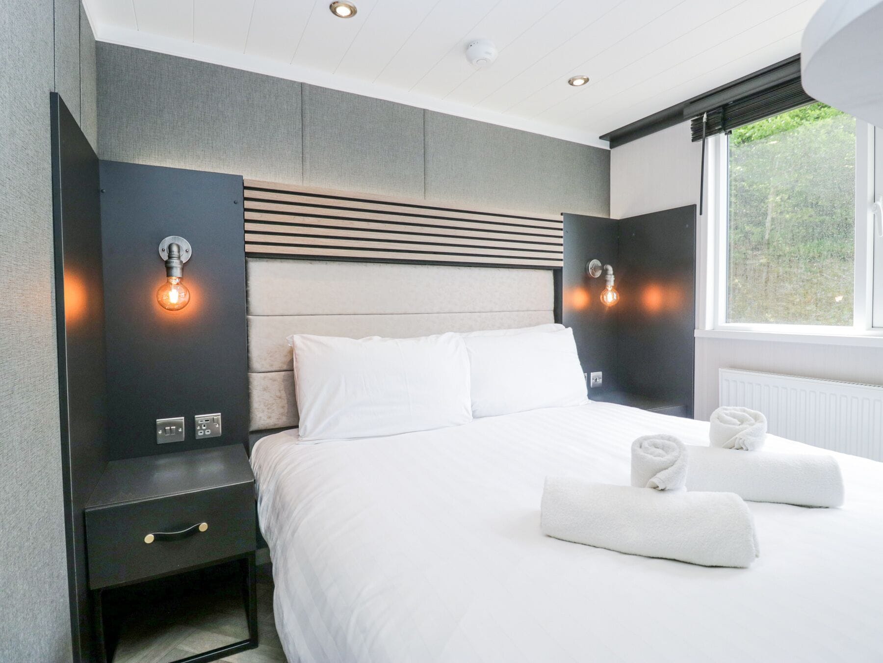 2 عدّة غرف نوم وبديكورات فريدة لكل غرفة وطراز فريد لكل وحدة