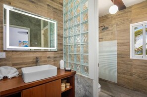 Appartement Supérieur, vue océan, en front de mer | Coffres-forts dans les chambres, bureau