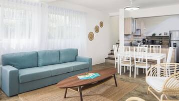 Appartement, uitzicht op zee, aan zee | Woonruimte | Flatscreentelevisie