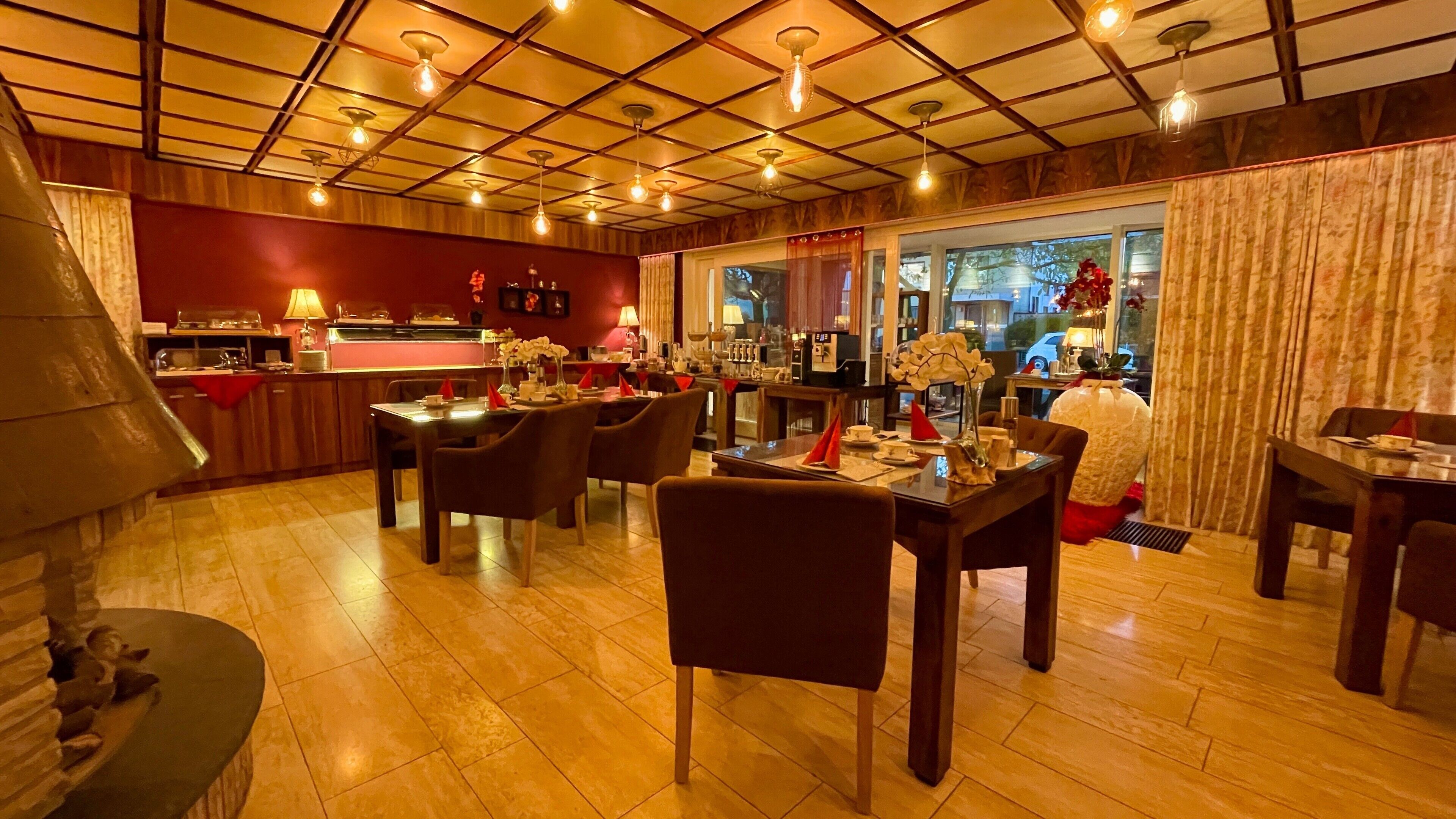 Petit déjeuner buffet (14.9 EUR par personne)