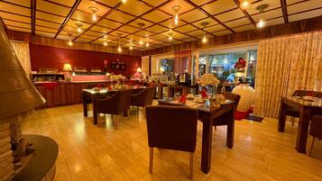 Päivittäinen buffetaamiainen (11.9 EUR per henkilö)