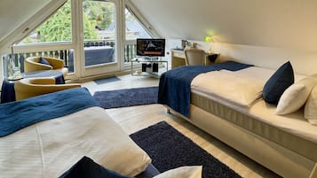 Comfort-Doppel- oder -Zweibettzimmer, Balkon | Hochwertige Bettwaren, Betten mit Memory-Foam-Matratzen, Zimmersafe