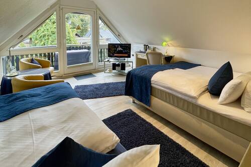 Kahden hengen comfort-huone (yksi tai kaksi sänkyä), parveke | Ylelliset vuodevaatteet, memory foam -patjalliset sängyt