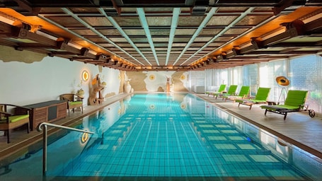 Piscina de natación o entrenamiento. Villa am Park