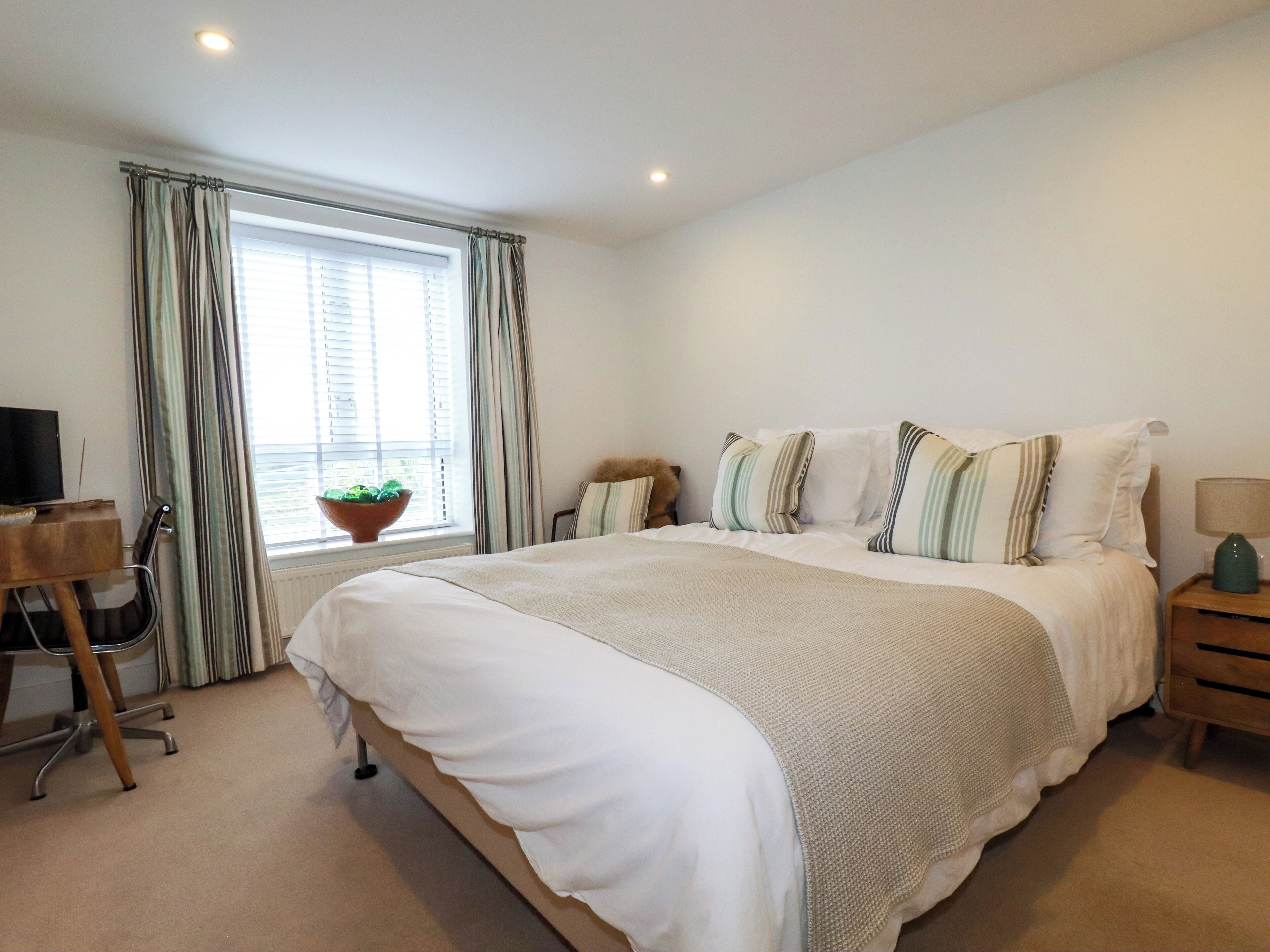 2 phòng ngủ, trang trí khác biệt 