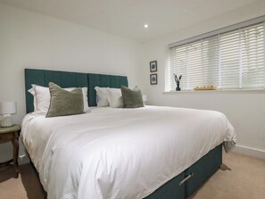 2 Schlafzimmer, individuell dekoriert, individuell eingerichtet