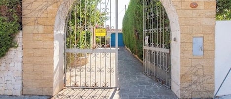 المنطقة المحيطة بالمنشأة