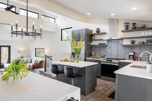 ثلاجة، ميكروويف، فرن، موقد طهي مسطح