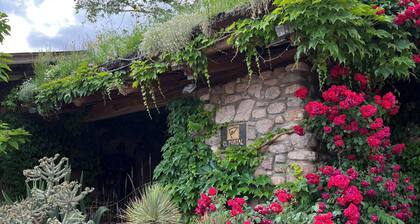 Downtown Sedona Luxury Hotel Suite, Pet Friendly, Rustic Charm