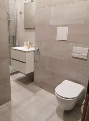 Dusche, Handtücher, Seife, Toilettenpapier