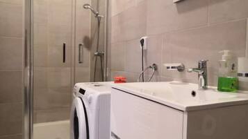 Een douche, een haardroger, handdoeken, zeep