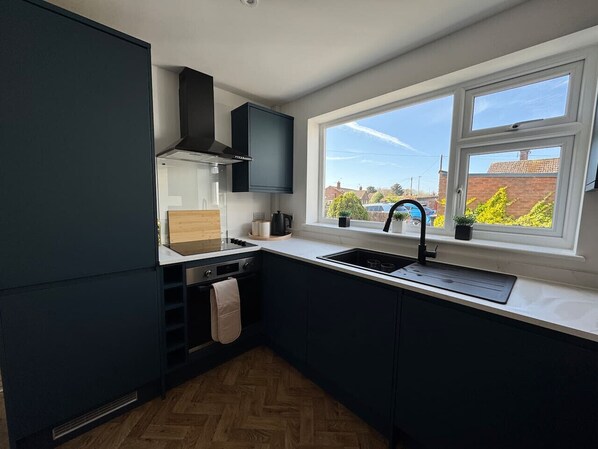 Kühlschrank, Mikrowelle, Ofen, Herdplatte