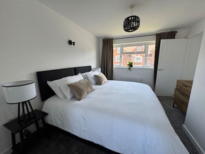 3 Schlafzimmer, Schreibtisch, Bügeleisen/Bügelbrett, kostenloses WLAN