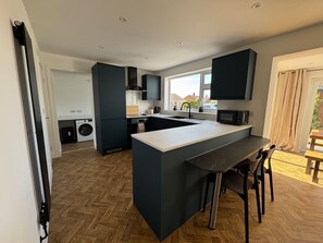 Een koelkast, een microgolfoven, een oven, een kookplaat