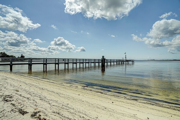 På stranden