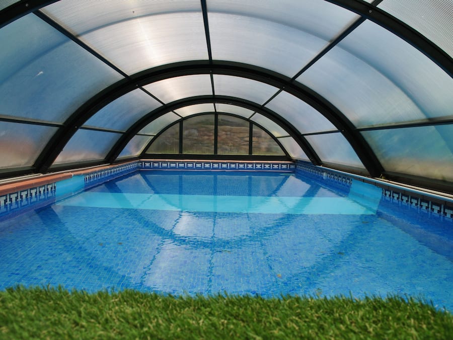 Una piscina al aire libre de temporada, sillones reclinables de piscina