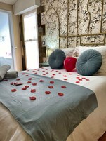 Escritorio, espacio para trabajar con laptop y wifi gratis 