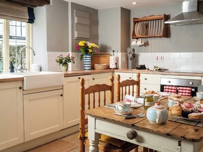 Lave-vaisselle, batterie de cuisine, vaisselle et ustensiles