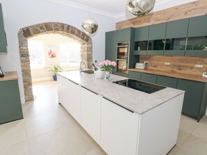 Batterie de cuisine, vaisselle et ustensiles