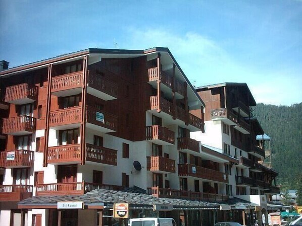 المنشأة من الخارج