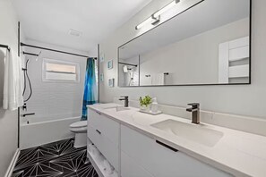 Dusche, Haartrockner, Handtücher, Toilettenpapier