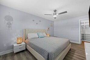 3 bedrooms, desk, iron/ironing board, travel cot