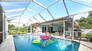 Ein überdachter Innenpool mit Glasdach, umgeben von Liegestühlen und einer überdachten Terrasse.
