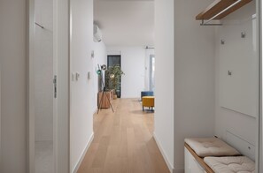 Appartement, 2 chambres, accessible aux personnes à mobilité réduite, fumeurs | Salle de séjour | Livres