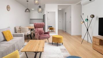 Apartment, 2 Bedrooms, Accessible, Smoking | Living room