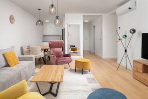 Apartamento, 2 quartos, acessível, para fumantes | Sala de estar | Livros