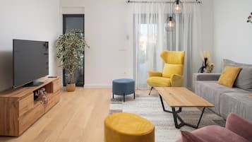 Apartment, 2 Bedrooms, Accessible, Smoking | Living room | Books