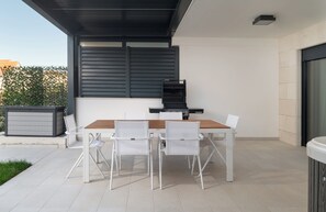 Appartement, 2 chambres, accessible aux personnes à mobilité réduite, fumeurs | Restauration extérieure