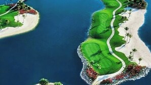 Un parcours de golf avec des allées sinueuses, des plans d’eau et des zones sablonneuses.
