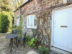 Outdoor dining - Tyddyn Isaf Bach (Bangor)