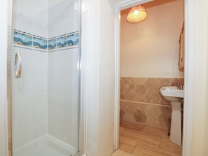 Shower, hair dryer - Tyddyn Isaf Bach (Bangor)
