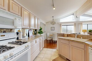 冷蔵庫、電子レンジ、オーブン、コンロ